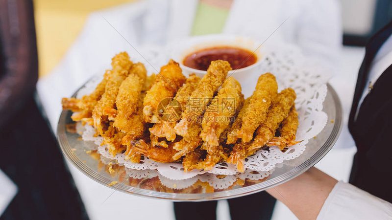 无糖儿童饼干的配料表是判断其是否健康的关键。消费者在选购时，应关注以下几点：